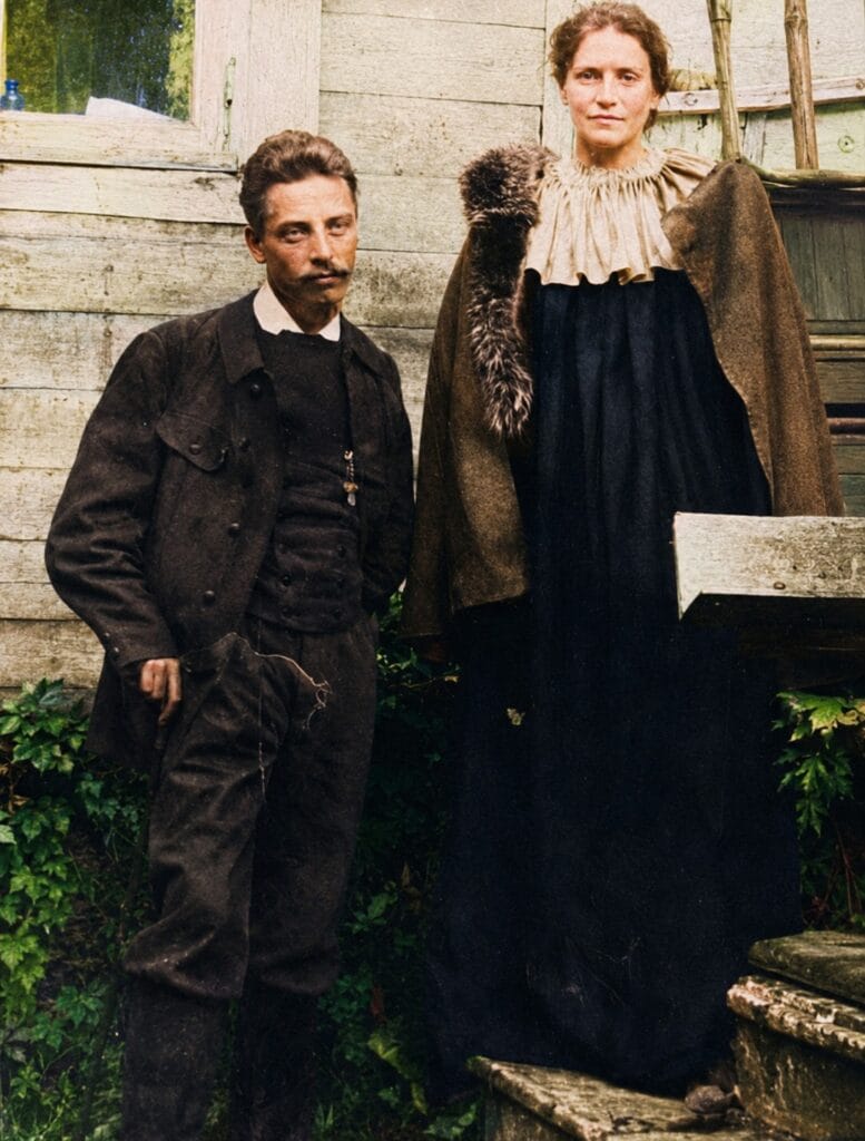 Cropped photograph of Rainer Maria Rilke and Lou Andreas-Salomé during their 1900 journey through Russia; the complete original photograph also includes the Russian poet Spiridon Drozhin.